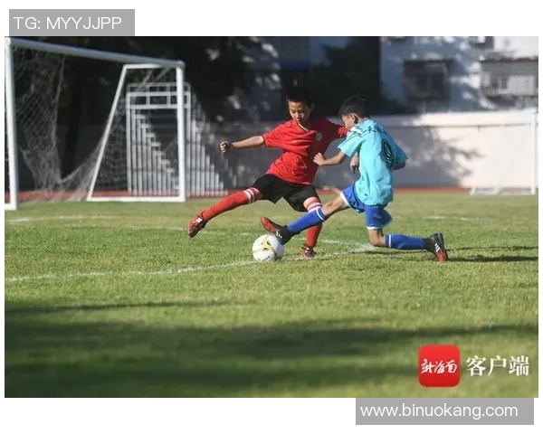 足球明星在绿茵场上挥洒汗水的精彩瞬间定格于镜头之中