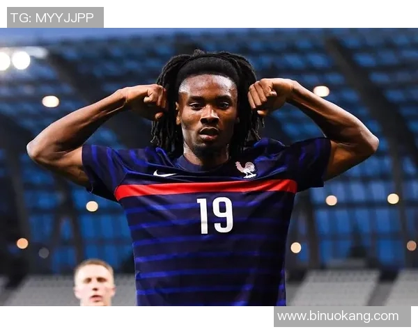 扎辫子脾气火爆的足球明星背后的故事与成就揭秘