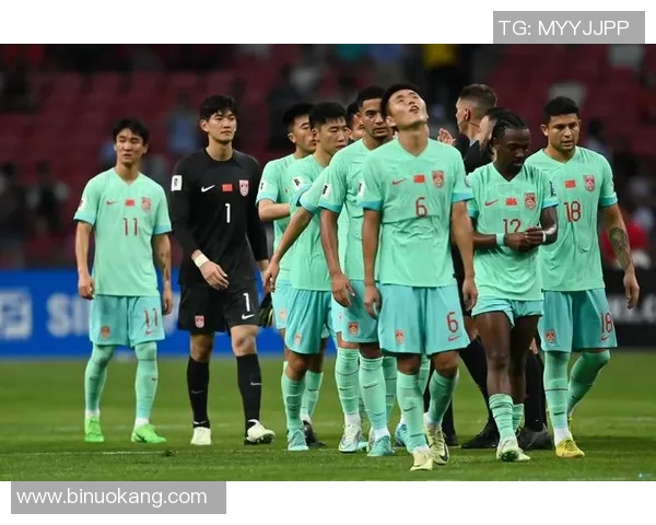 中国足球明星与粉丝偶遇温馨瞬间引发热议球迷纷纷分享感动故事